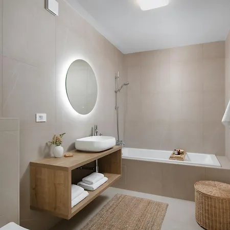 Sealine - Pool & Garden